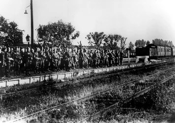 Soldados alemanes en una plataforma de tren esperando transporte, Francia, agosto de 1940