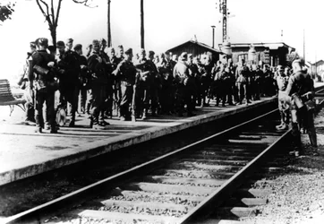 Soldados alemanes en una plataforma de tren esperando transporte, París, agosto de 1940
