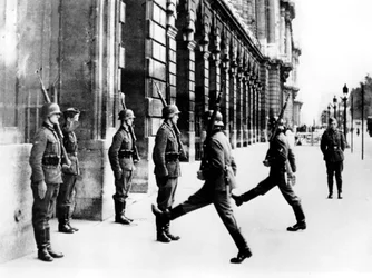Soldados alemanes de guardia fuera del Hotel Crillon, París, 7 de octubre de 1940