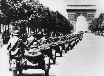 Soldados alemanes en los Campos Elíseos, París, 14 de junio de 1940
