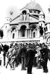 Soldados alemanes fuera del Sacré-Cœur, Montmartre, París, 10 de octubre de 1940