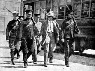 Espía alemán escoltado a la prisión militar por las autoridades canadienses, Primera Guerra Mundial, 1914