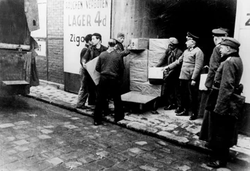 Depósito de suministros alemán, París ocupado, febrero de 1941