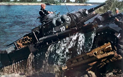 Tanque alemán cruzando un río, Rusia, 1941