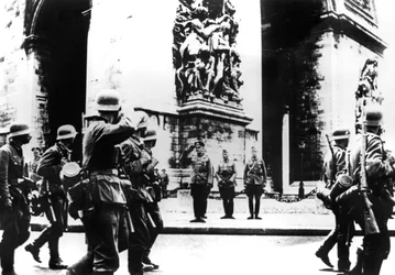 Tropas alemanas marchando frente al Arco de Triunfo, París, 14 de junio de 1940