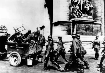 Tropas alemanas marchando frente al Arco de Triunfo, París, junio de 1940