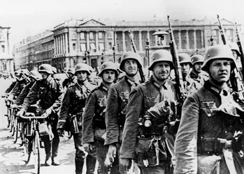 Tropas alemanas marchando por París, 17 de junio de 1940