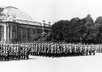 Tropas alemanas desfilando ante el comandante alemán de París, 8 de julio de 1941
