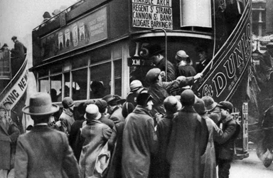 Subiendo a un autobús en Ludgate Hill, Londres, 1926-1927
