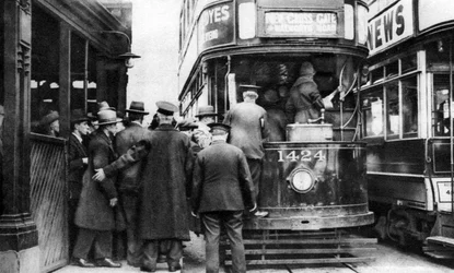 Subiendo a un tranvía en Blackfriars, Londres, 1926-1927