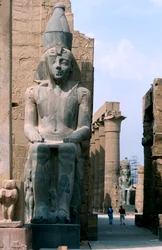 Estatua gigante de Ramsés II tercer rey de la 19ª dinastía, Luxor, Egipto, c1279-c1213 a.C.