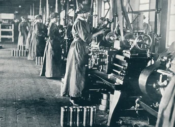 Trabajadoras de municiones en sus tornos en una fábrica escocesa, c1914