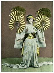 Niña realizando una danza con abanico, Japón, 1904