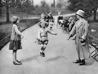 Niña saltando la cuerda, Hyde Park, Londres, 1926-1927