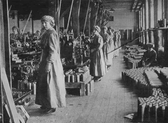 Trabajadoras en una fábrica de municiones, 1915