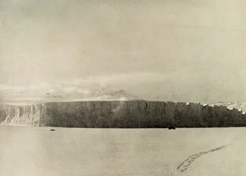 Glaciar al sur del Cabo Barne, con motor viajando sobre el hielo marino, c1908, 1909