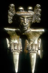 Figura sentada precolombina de oro, Quimbaya, Colombia, antes del siglo XIV-XV