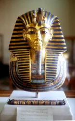 Máscara funeraria de oro y lapislázuli de Tutankamón, rey de Egipto, mediados del siglo XIV a. C.