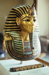 Máscara funeraria de oro y lapislázuli de Tutankamón, rey de Egipto, hacia 1323 a. C.