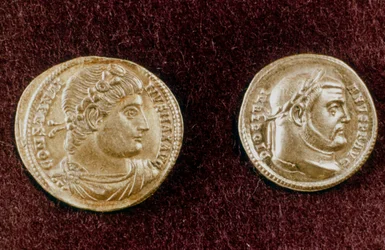 Monedas de oro con cabezas de los emperadores romanos Constantino el Grande y Diocleciano