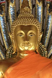Buda dorado tomando la tierra como testigo. Wat Pho - Wat Phra Chettuphon. 1788. Bangkok. Tailandia