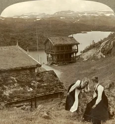 Chismes en una posada en Botten, con vista al lago Voxli - vista hacia las montañas Haukeli, Noruega