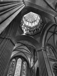 Arte gótico: cruce del transepto y vista de la torre linterna. 1250 Catedral de Notre Dame de Coutances (Mancha)