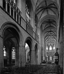 Arte gótico: vista de la elevación de la nave. Siglos XIII-XIV Catedral de San Corentin (San Corentin), Quimper (Finisterre)