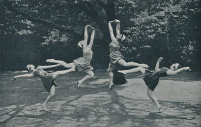 Gracia y animación en la danza clásica y rusa, c1935