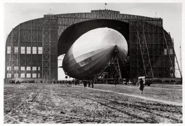 Graf Zeppelin unido al mástil de anclaje móvil, Lakehurst, Nueva Jersey, EE.UU., 1930, 1933