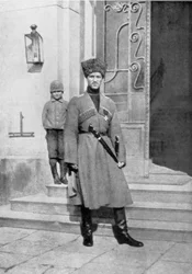 Gran Duque Michael Alexandrovich de Rusia en uniforme cosaco, 1917