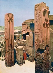 Pilares de granito con decoración de loto y papiro, Templo de Amón-Ra, Karnak, Egipto, siglo XX