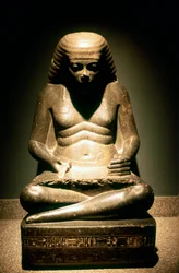 Estatua de granito de un escriba egipcio antiguo sentado, de Karnak, dinastía 17-18, c. 1500 a.C.