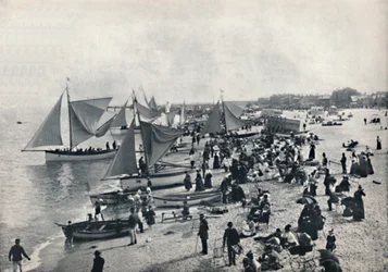 Great Yarmouth - Una escena típica en la playa, 1895