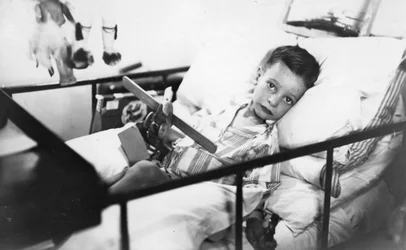 Niño griego de Pylos siendo atendido en la enfermería del acorazado británico HMS Malaya, 1938