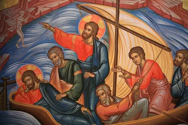 Icono ortodoxo griego que representa a Jesús (mostrado dos veces) y sus apóstoles en el lago Tiberíades, Tesalónica, Grecia