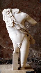 Estatua griega de un torso masculino