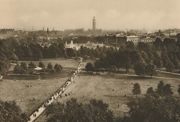 Green Park y Westminster desde la estructura que ha usurpado el sitio del viejo Devonshire, c1935