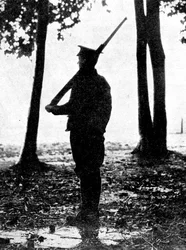 Amanecer gris en el campo de batalla, caballería británica, frontera belga, Primera Guerra Mundial, 1914