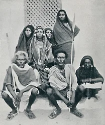 Grupo de hombres y mujeres Danakil del puerto italiano, Bahía de Assab, Eritrea, 1912