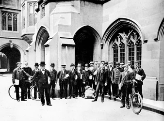 Grupo de mensajeros de la Oficina de Votación, Casas del Parlamento, Westminster, Londres, c1905