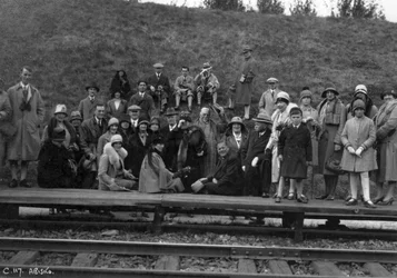 Grupo de turistas en una plataforma de tren, Abisko, norte de Suecia