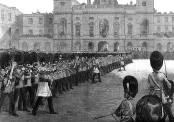 Guardias desfilando los colores en el Parque St James en el cumpleaños de Su Majestad, 1875