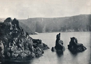 Guernsey - Bahía de Moulin Huet, con las Rocas del Perro y el León, 1895