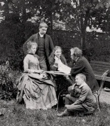 Gustave Eiffel, ingeniero francés, con su familia, 1882