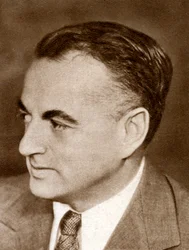 Guy Reginald Bolton, escritor británico de comedias musicales de Broadway, 1933