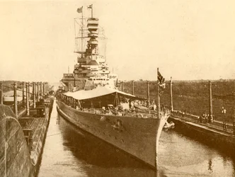 H.M.S. Renown pasando por el Canal de Panamá con el Duque y la Duquesa de York a bordo, c1930