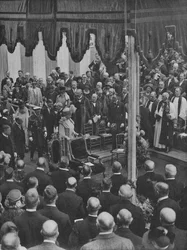 S.M. El Rey colocando la primera piedra del nuevo edificio de Lloyds 23 de mayo de 1925