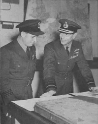 Su Majestad el Rey aprende detalles del ataque de la R.A.F. a las presas del Ruhr el 17 de mayo de 1943, 1943-44