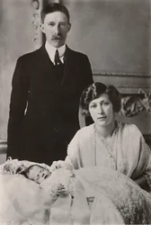 S.A.R. la Princesa María y el Vizconde Lascelles con su hijo, George Henry Hubert Lascelles, 1923